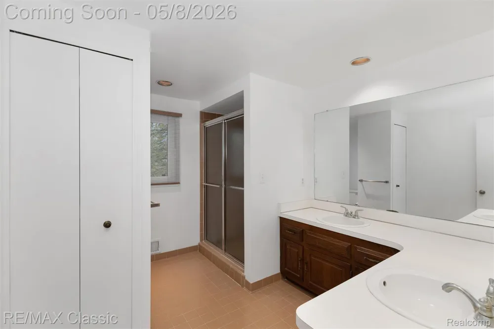 36953 Fox Glen Farmington Hills City, MI 48331