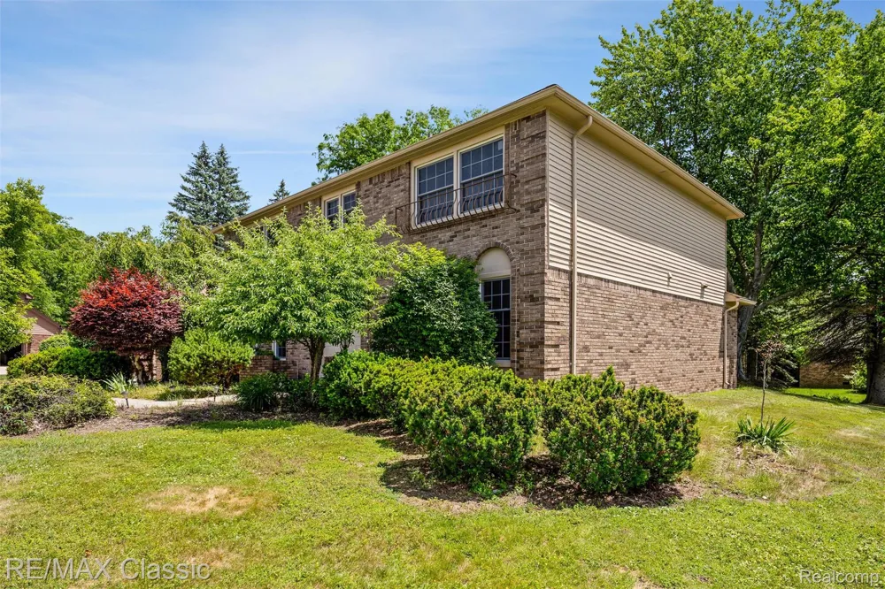 36953 Fox Glen Farmington Hills City, MI 48331