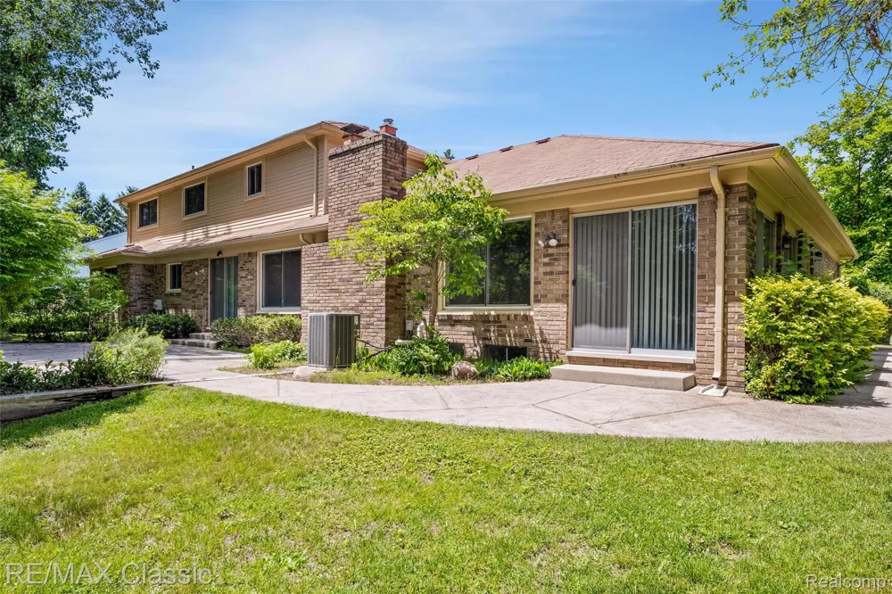 36953 Fox Glen Farmington Hills City, MI 48331