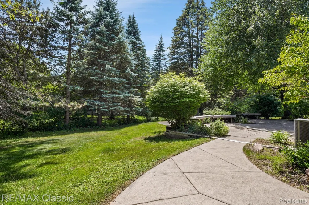 36953 Fox Glen Farmington Hills City, MI 48331