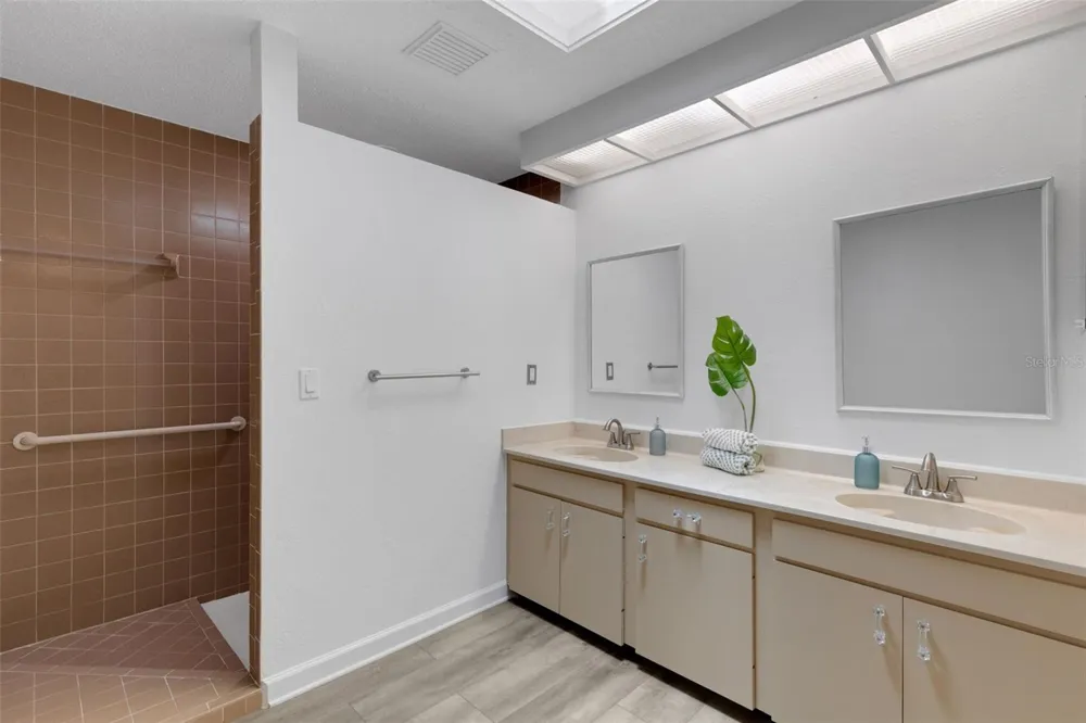 4418 LA JOLLA DRIVE Bradenton, FL 34210
