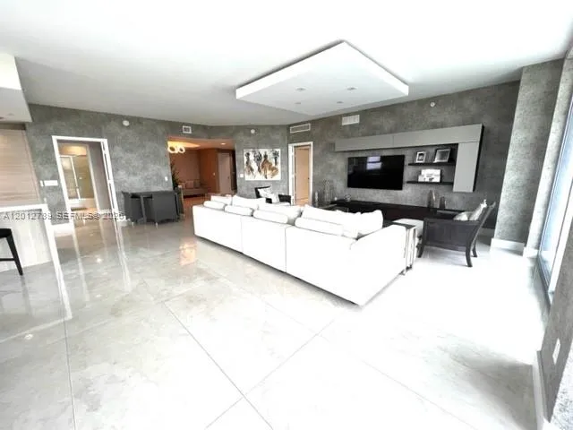 17111 Biscayne Blvd #2102 North Miami Beach, FL 33160