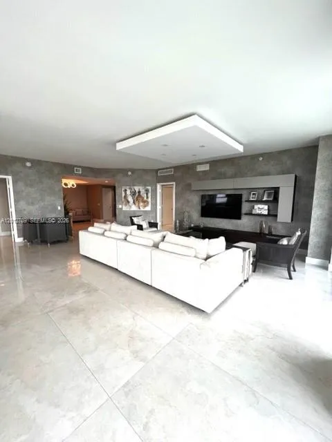 17111 Biscayne Blvd #2102 North Miami Beach, FL 33160