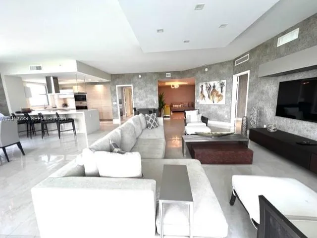 17111 Biscayne Blvd #2102 North Miami Beach, FL 33160