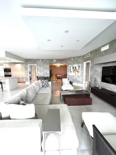 17111 Biscayne Blvd #2102 North Miami Beach, FL 33160