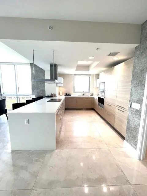 17111 Biscayne Blvd #2102 North Miami Beach, FL 33160