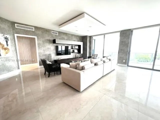 17111 Biscayne Blvd #2102 North Miami Beach, FL 33160