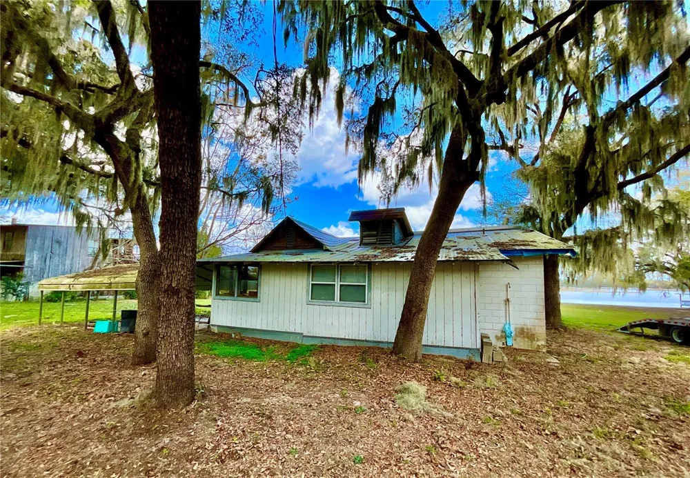 106 E SUNNYSIDE BEACH ROAD Hawthorne, FL 32640