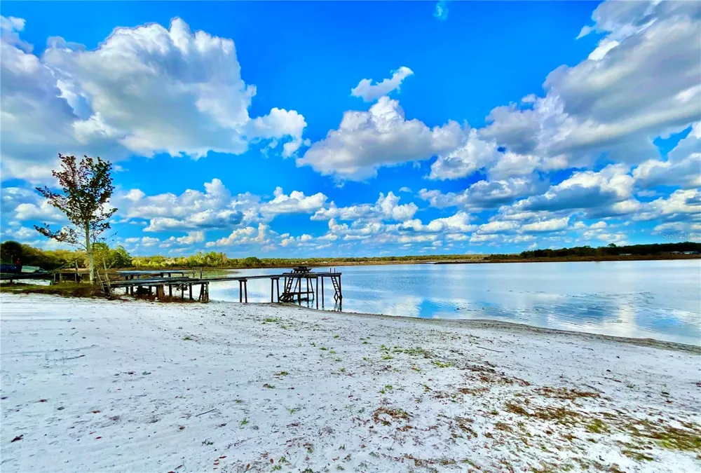 106 E SUNNYSIDE BEACH ROAD Hawthorne, FL 32640