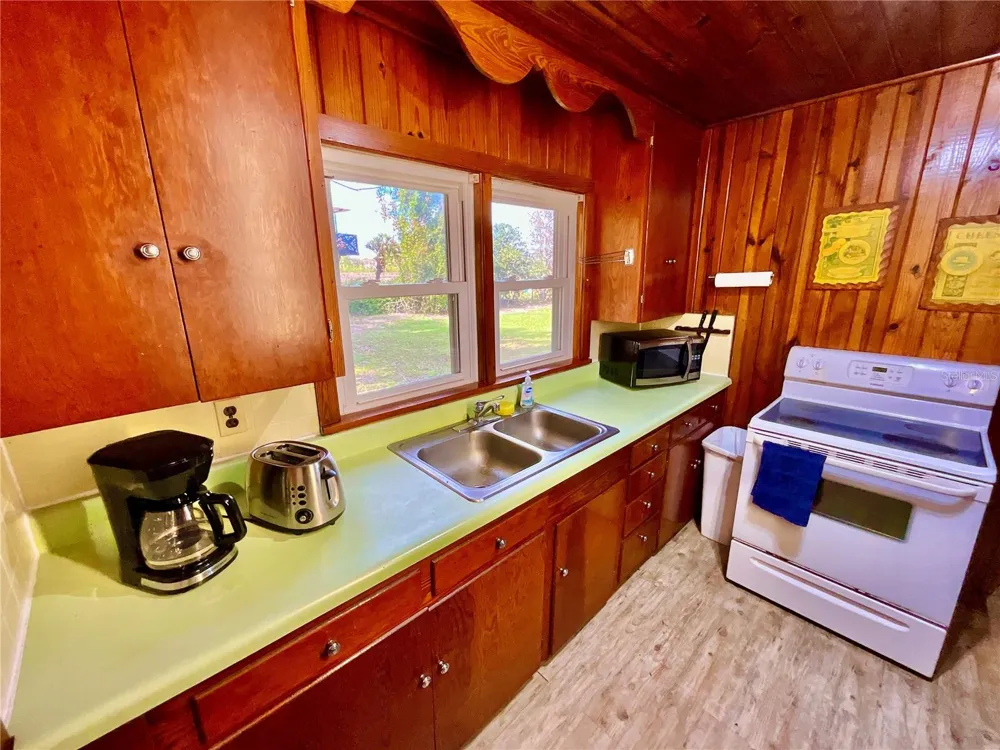 106 E SUNNYSIDE BEACH ROAD Hawthorne, FL 32640