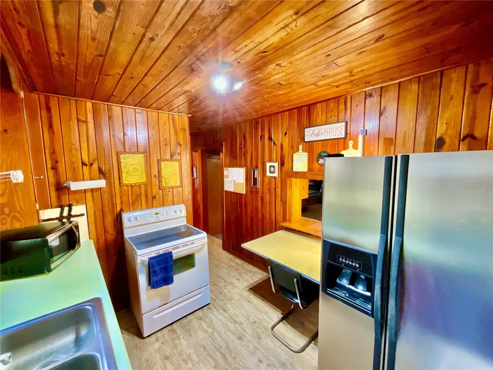 106 E SUNNYSIDE BEACH ROAD Hawthorne, FL 32640