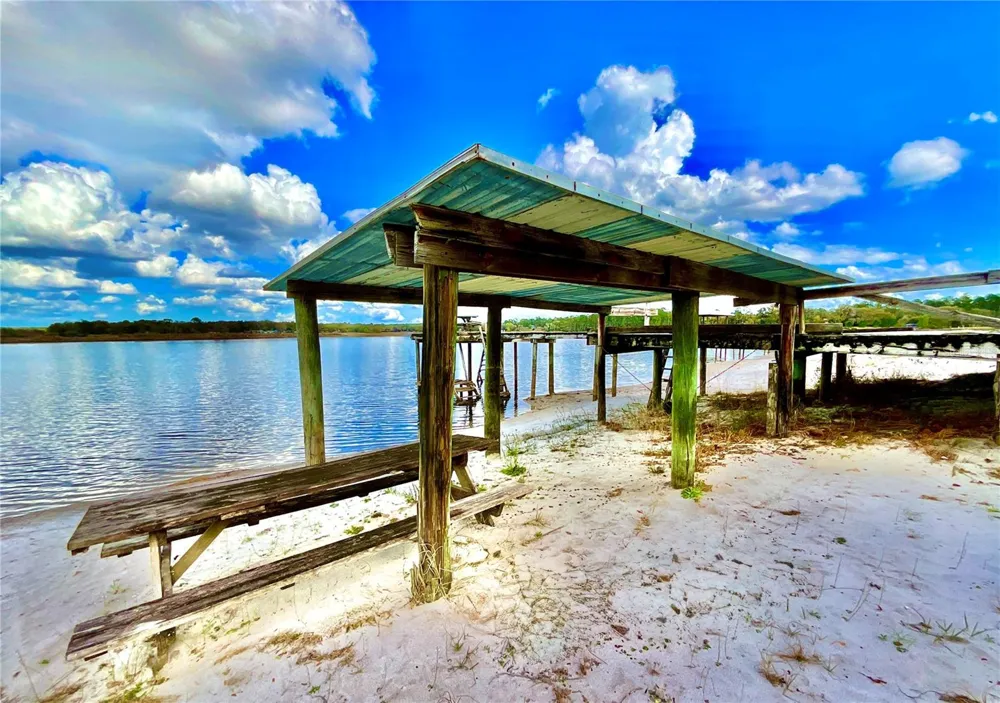 106 E SUNNYSIDE BEACH ROAD Hawthorne, FL 32640