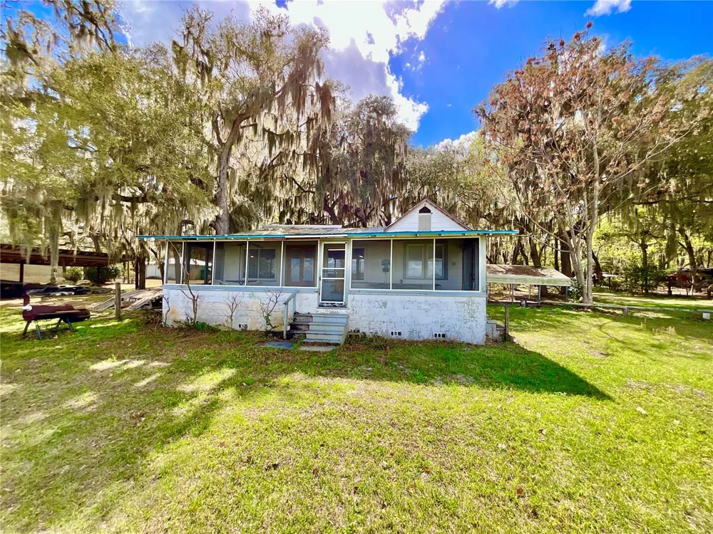 106 E SUNNYSIDE BEACH ROAD Hawthorne, FL 32640