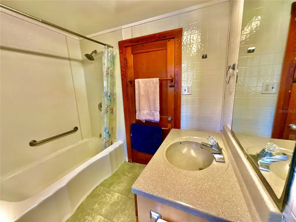 106 E SUNNYSIDE BEACH ROAD Hawthorne, FL 32640