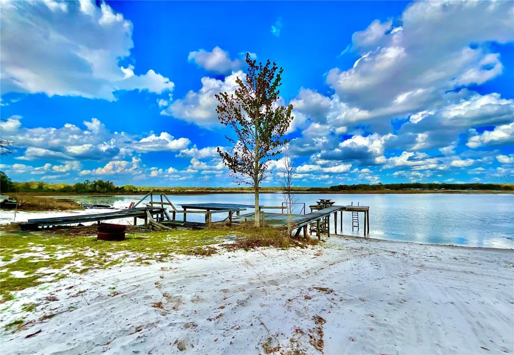 106 E SUNNYSIDE BEACH ROAD Hawthorne, FL 32640