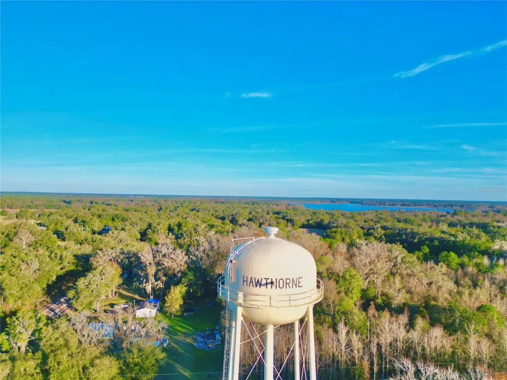 106 E SUNNYSIDE BEACH ROAD Hawthorne, FL 32640