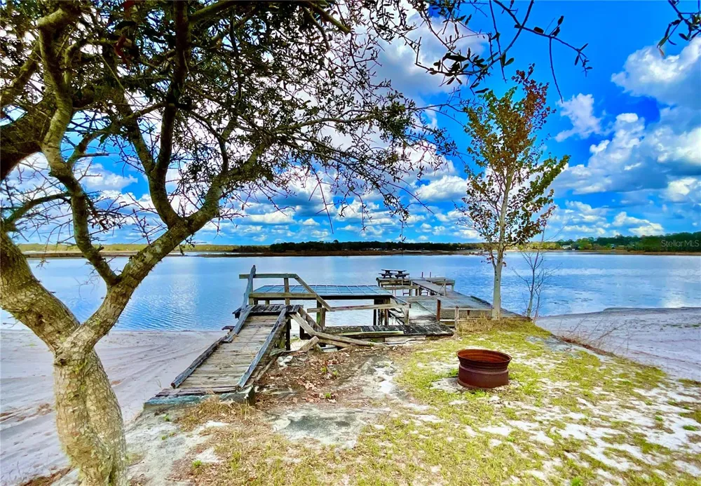 106 E SUNNYSIDE BEACH ROAD Hawthorne, FL 32640