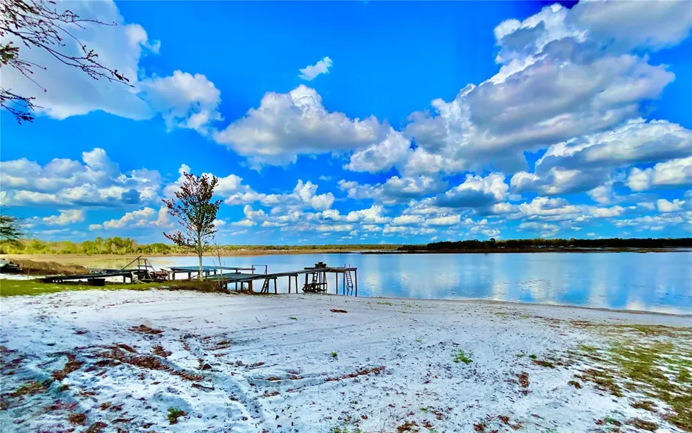106 E SUNNYSIDE BEACH ROAD Hawthorne, FL 32640