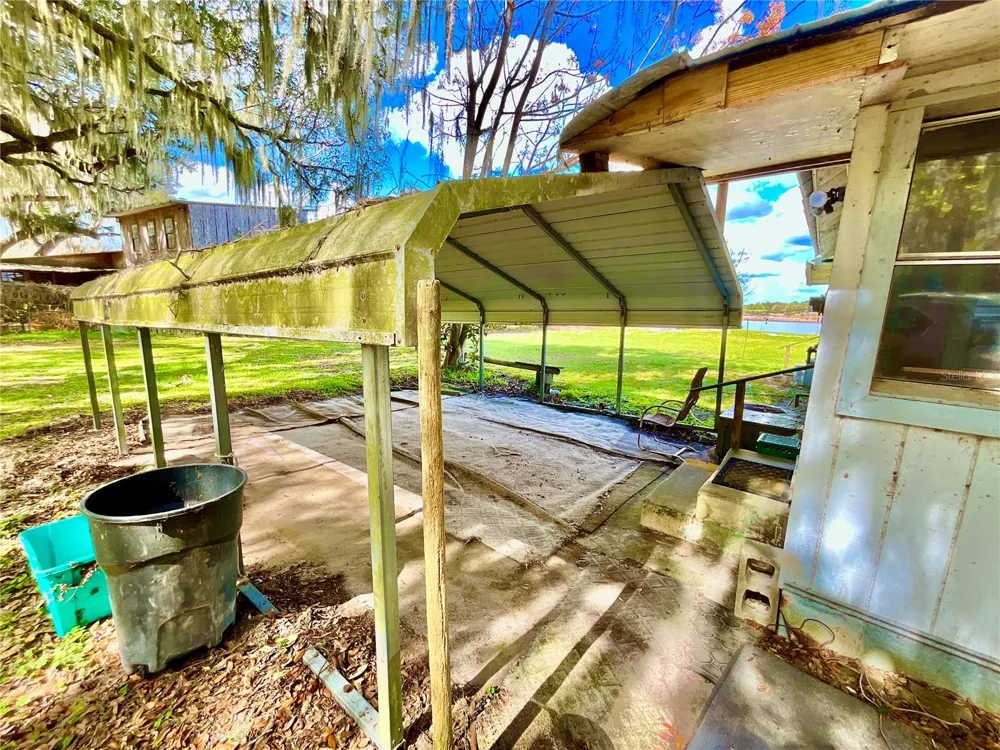 106 E SUNNYSIDE BEACH ROAD Hawthorne, FL 32640
