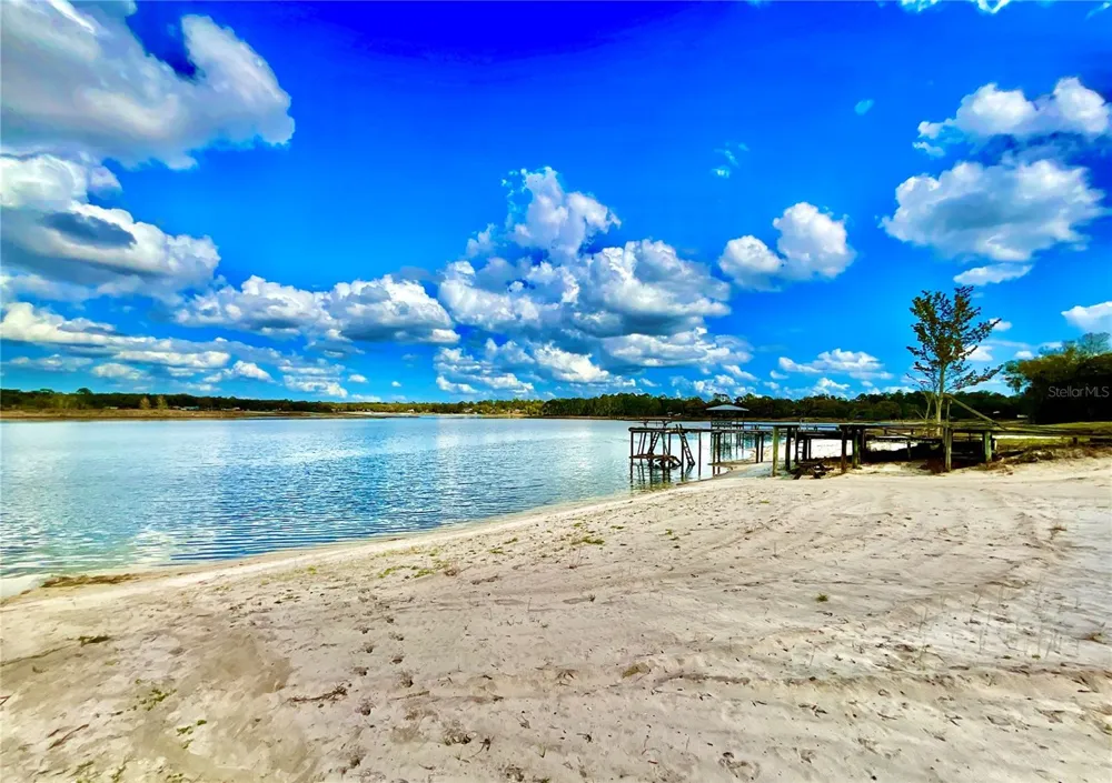 106 E SUNNYSIDE BEACH ROAD Hawthorne, FL 32640