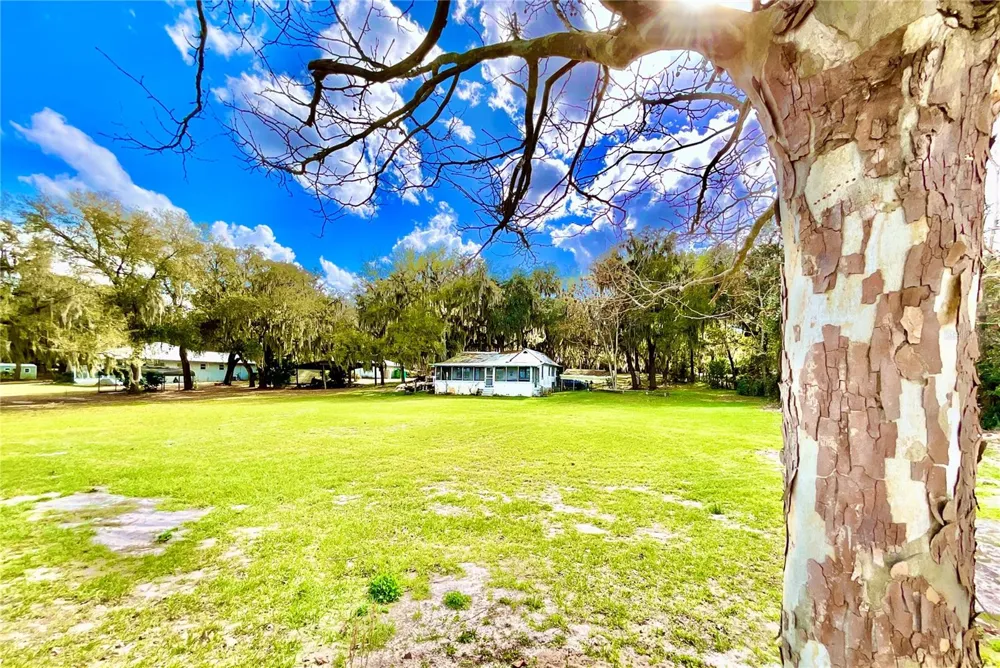 106 E SUNNYSIDE BEACH ROAD Hawthorne, FL 32640