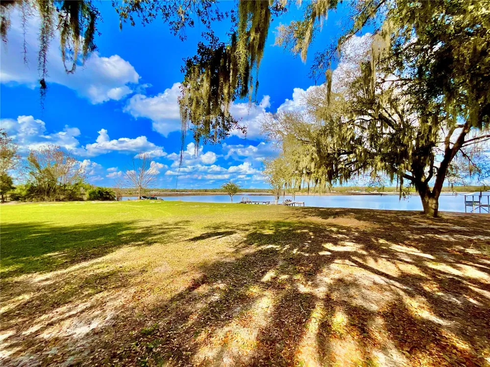 106 E SUNNYSIDE BEACH ROAD Hawthorne, FL 32640
