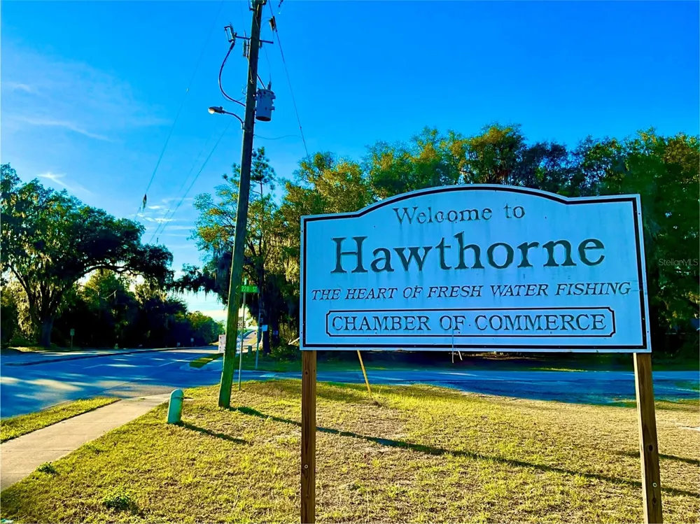 106 E SUNNYSIDE BEACH ROAD Hawthorne, FL 32640