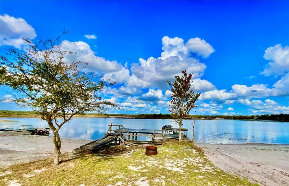 106 E SUNNYSIDE BEACH ROAD Hawthorne, FL 32640