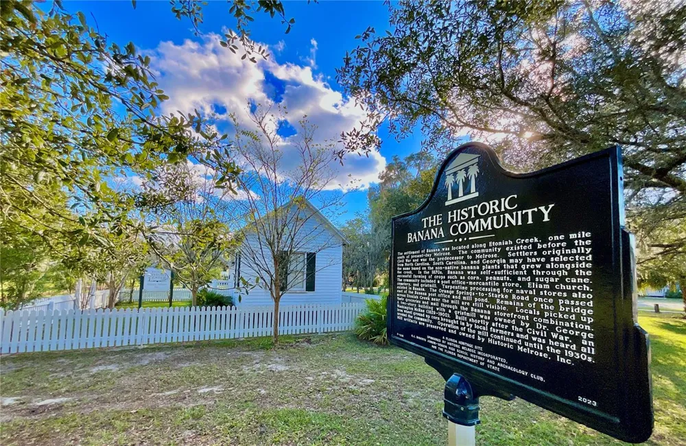 106 E SUNNYSIDE BEACH ROAD Hawthorne, FL 32640