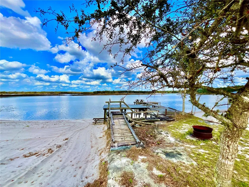 106 E SUNNYSIDE BEACH ROAD Hawthorne, FL 32640