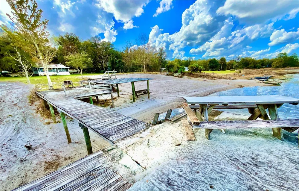106 E SUNNYSIDE BEACH ROAD Hawthorne, FL 32640
