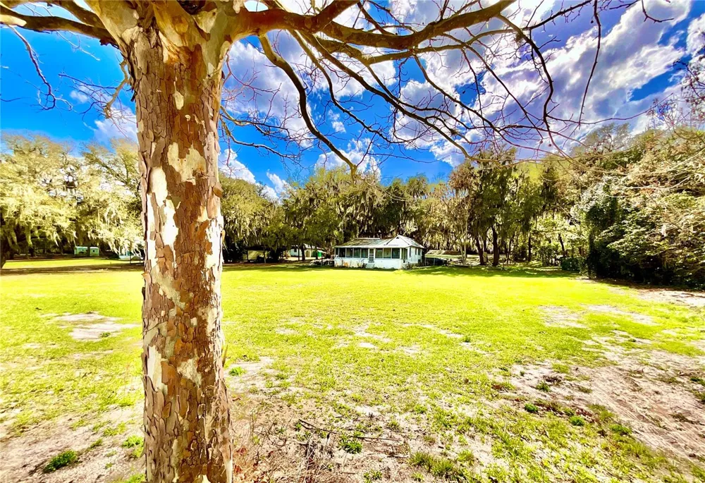 106 E SUNNYSIDE BEACH ROAD Hawthorne, FL 32640