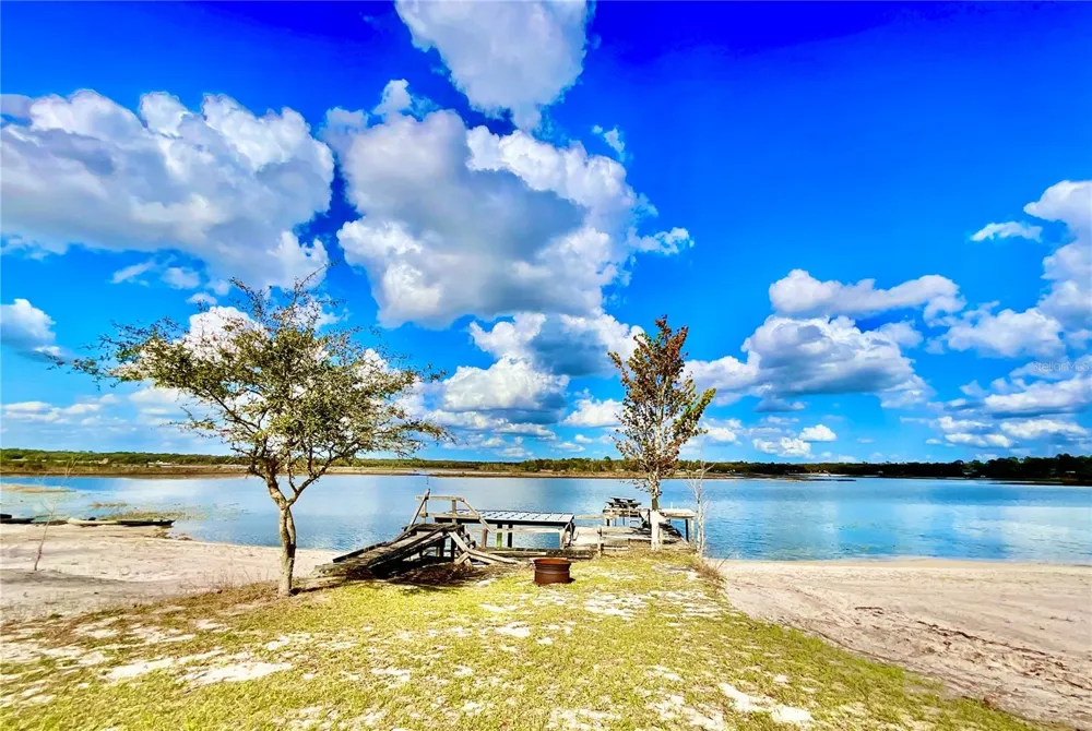 106 E SUNNYSIDE BEACH ROAD Hawthorne, FL 32640