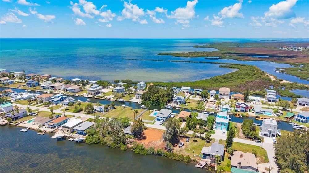 6646 SEAVIEW BOULEVARD Hudson, FL 34667