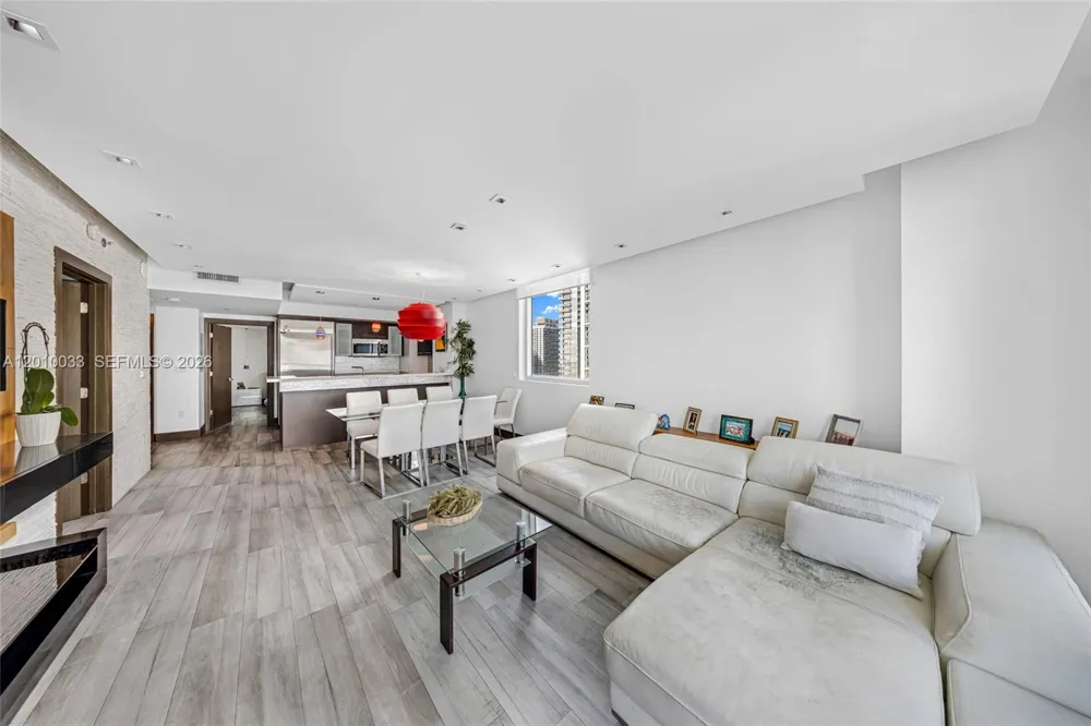 500 Brickell Ave #3707 Miami, FL 33131