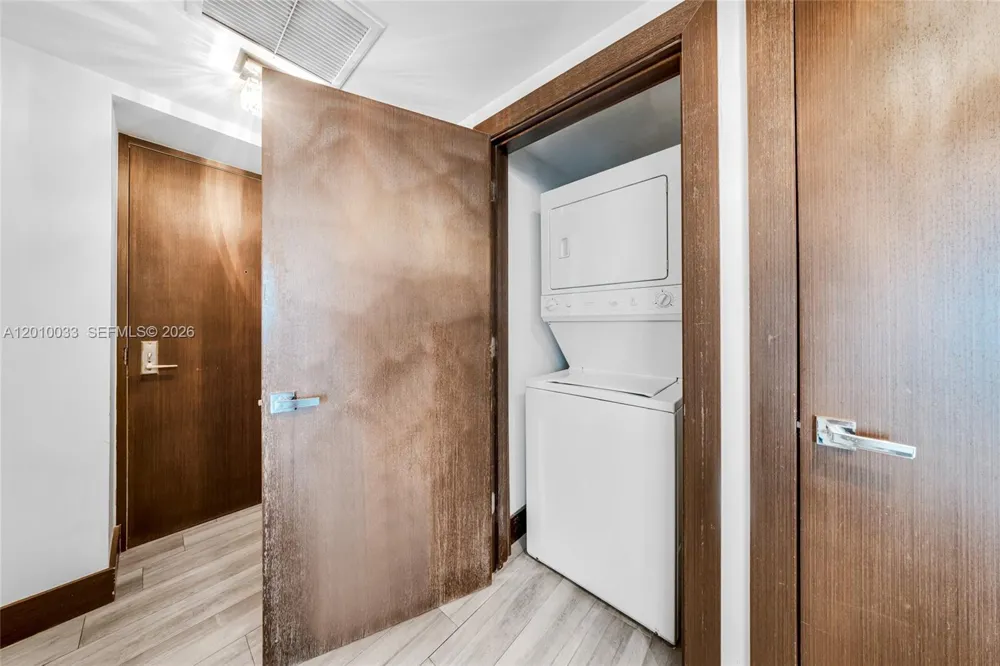 500 Brickell Ave #3707 Miami, FL 33131