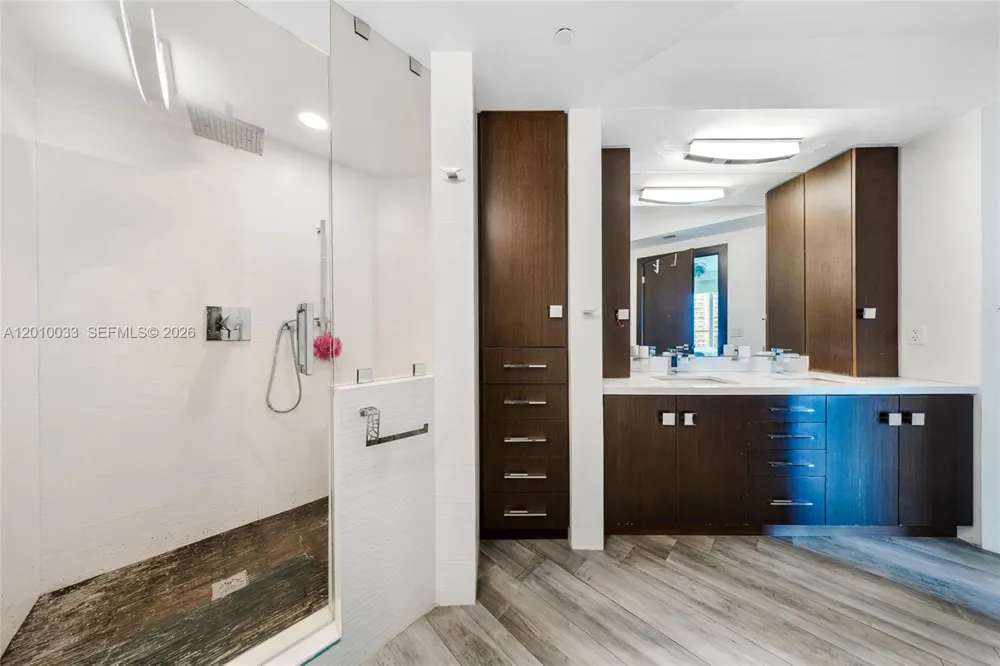 500 Brickell Ave #3707 Miami, FL 33131