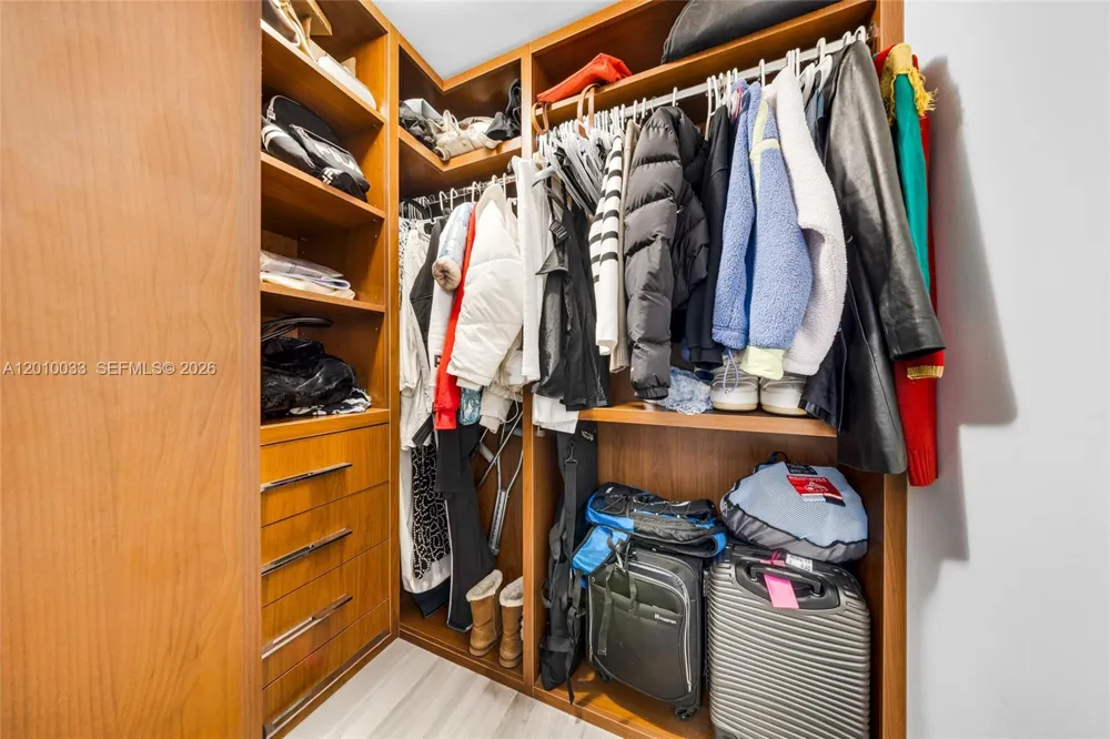 500 Brickell Ave #3707 Miami, FL 33131