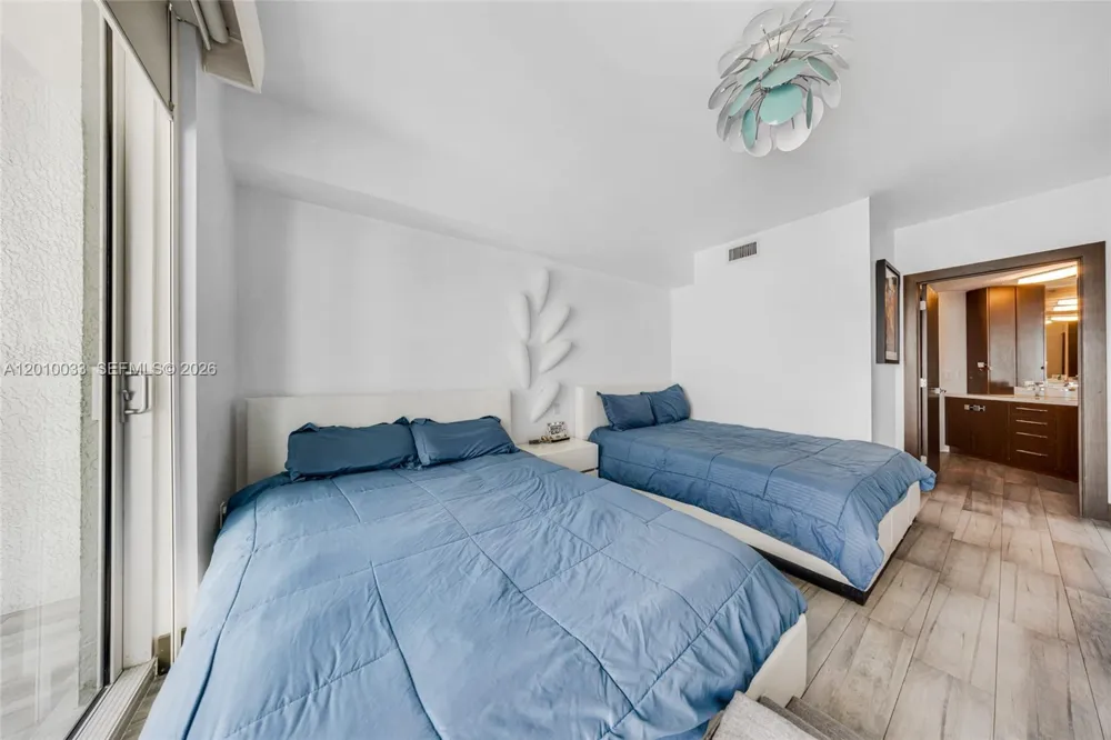 500 Brickell Ave #3707 Miami, FL 33131
