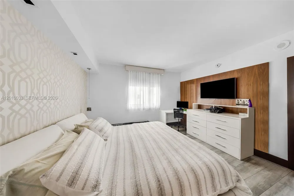 500 Brickell Ave #3707 Miami, FL 33131
