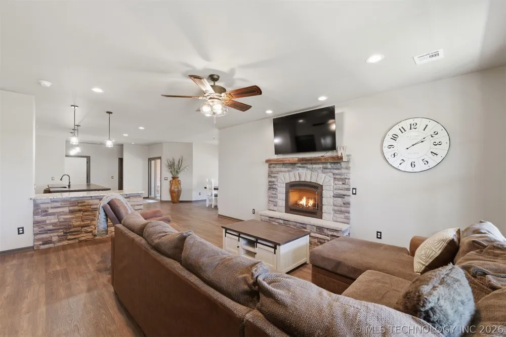 467281 Highway 100 Stilwell, OK 74960