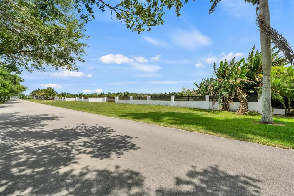 104 SW st Miami, FL 33196