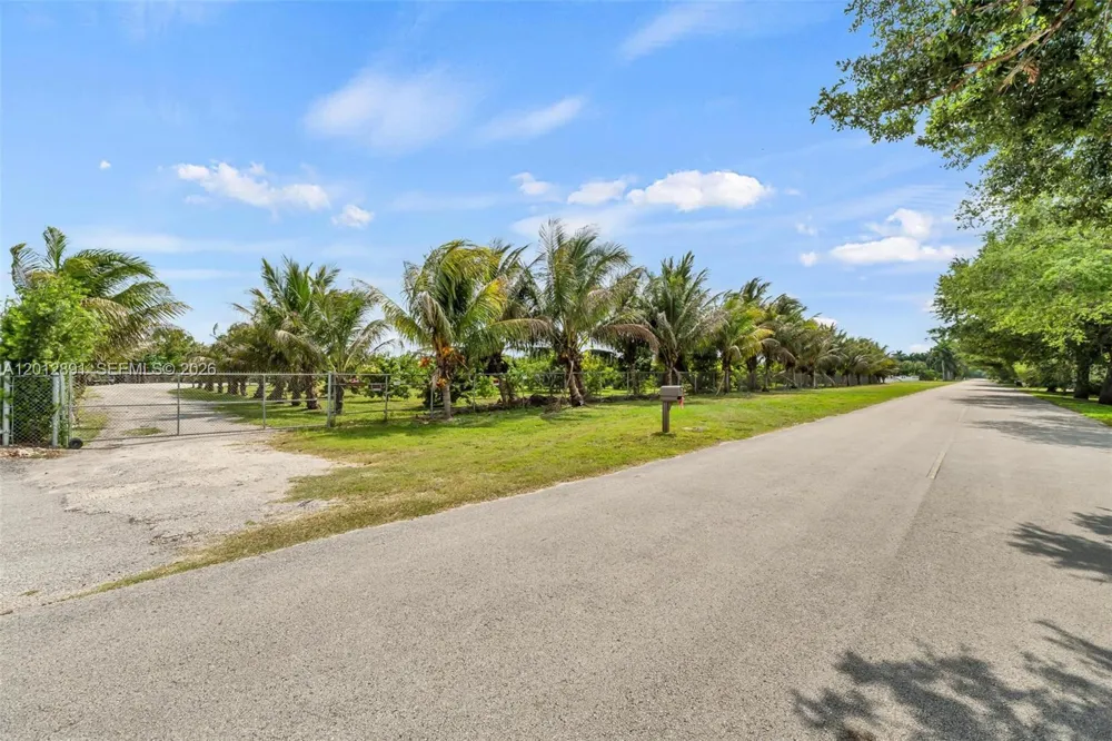 104 SW st Miami, FL 33196