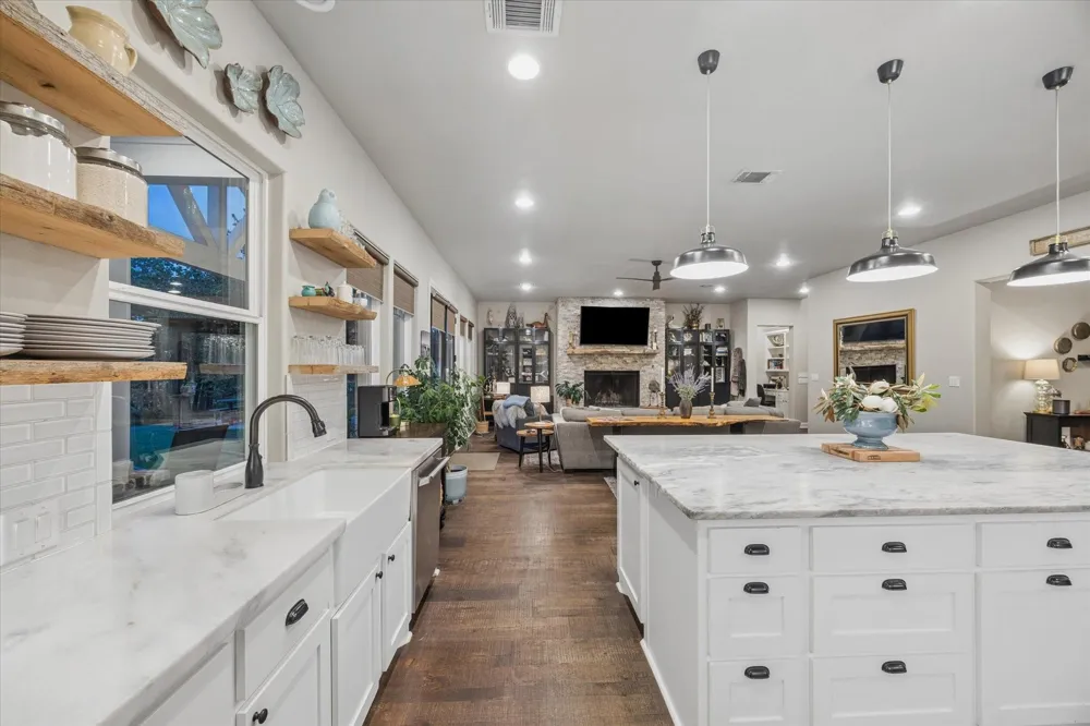 1815 Charter Street Columbus, TX 78934