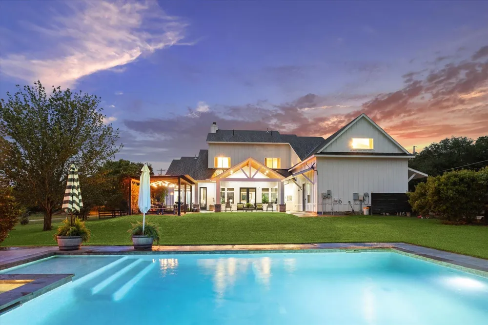1815 Charter Street Columbus, TX 78934