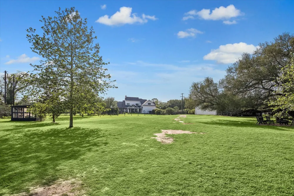 1815 Charter Street Columbus, TX 78934