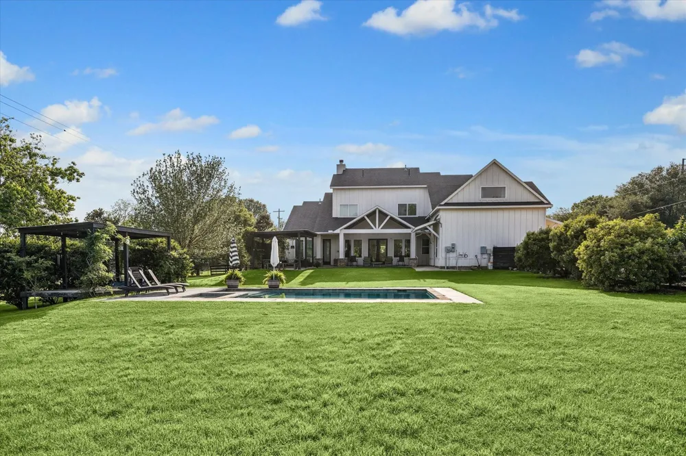 1815 Charter Street Columbus, TX 78934