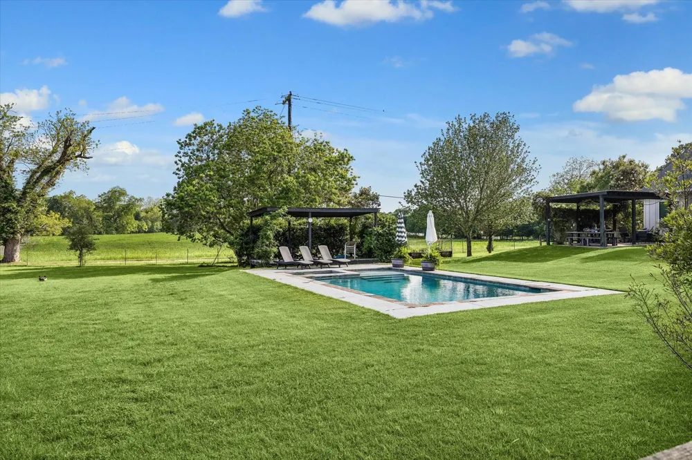 1815 Charter Street Columbus, TX 78934