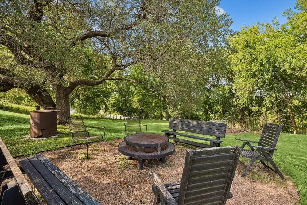 1815 Charter Street Columbus, TX 78934