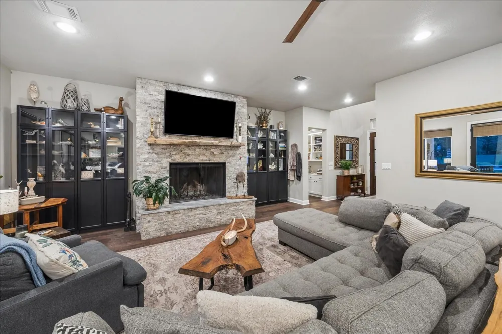 1815 Charter Street Columbus, TX 78934